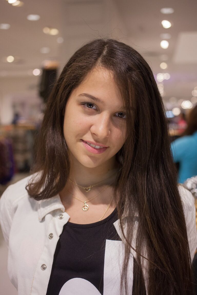 11P La adorable adolescente morena Caroline Ray muestra sus calientes curvas mientras se cambia