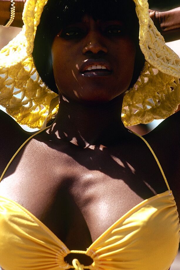 13P Mulher negra de biquíni e chapéu de sol vai para a floresta para ficar nua
