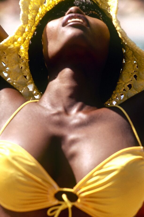 13P Mulher negra de biquíni e chapéu de sol vai para a floresta para ficar nua