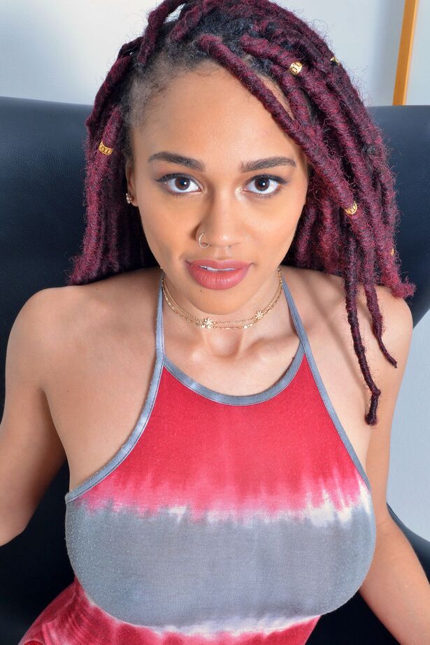 16P La amateur negra Julie Kay muestra de cerca el interior de su coño rosado como