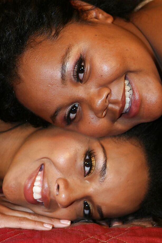 16P Ebony poussins font une pipe en sandwich avec léchage de couilles et partagent une éjaculation