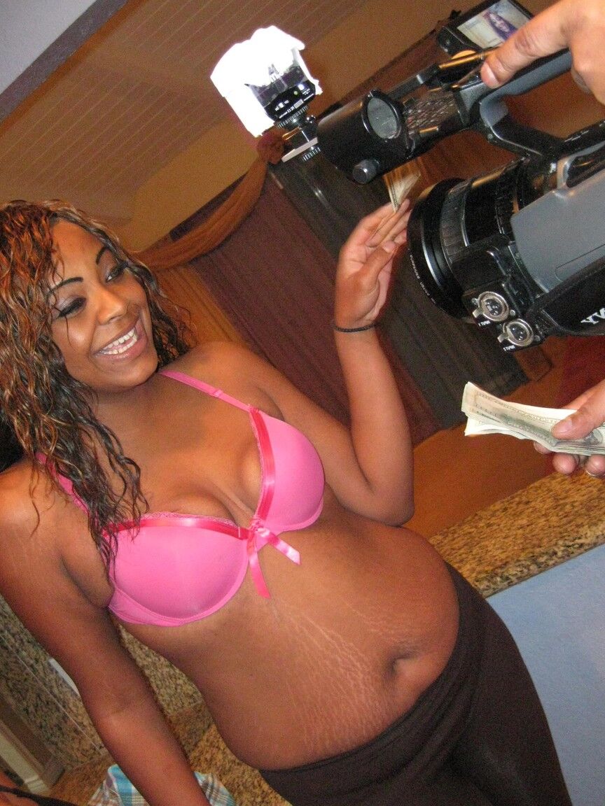 18P, une fille ébène aux seins naturels, Brown Suga, se déchaîne dans cette orgie incroyable