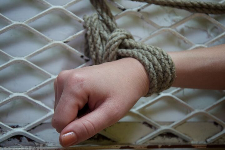 16P Блондинка Одетта Делакруа оказывается в бондаже и с расширителем рта