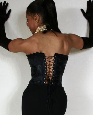 14P Ebony madura Semmie Desuora revelando seus melões em um elegante vestido espartilho