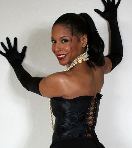 14P Ebony madura Semmie Desuora revelando seus melões em um elegante vestido espartilho