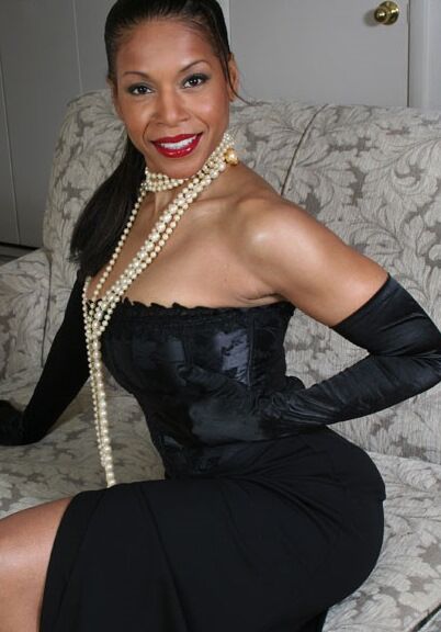14P Ebony madura Semmie Desuora revelando seus melões em um elegante vestido espartilho