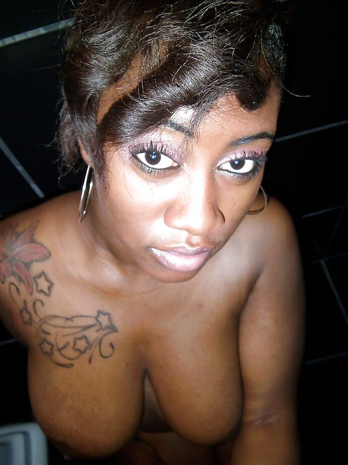 16P Curvaceous ebony lassie Serenity Red undressing and picturing herself