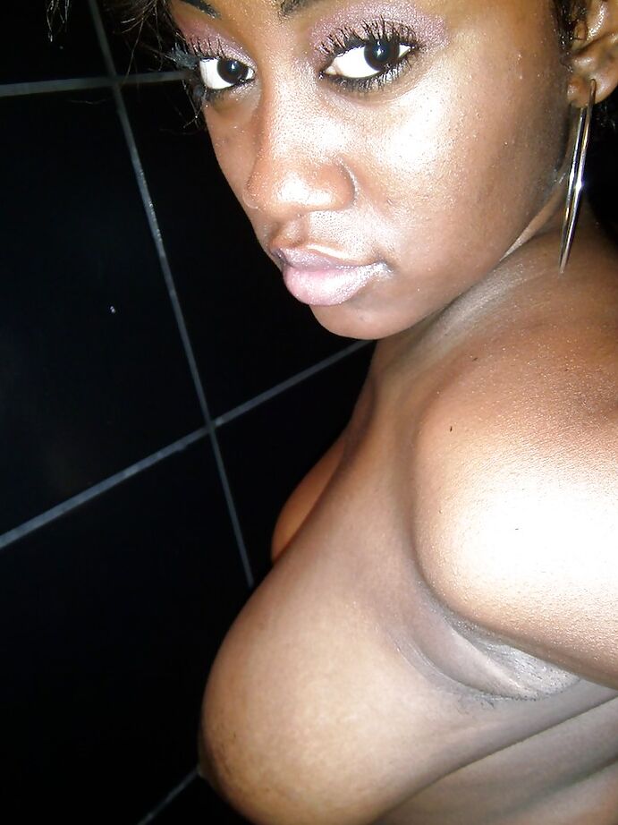 16P Curvaceous ebony lassie Serenity Red undressing and picturing herself