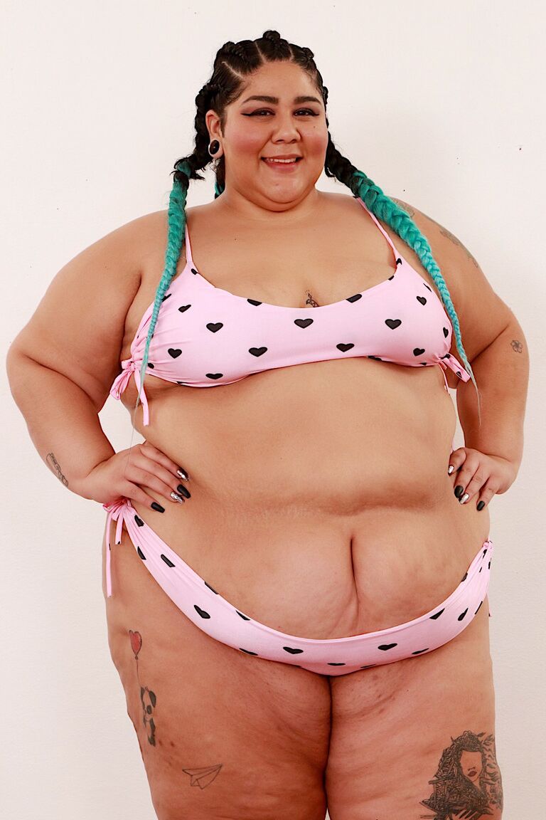 16P SSBBW Crystal Blue se quita el conjunto de sujetador y bragas para posar desnuda con zapatos
