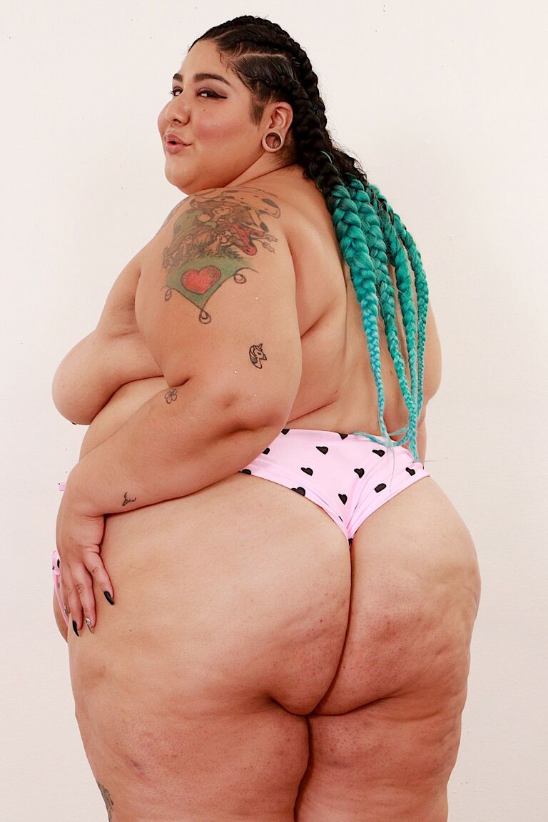 16P SSBBW Crystal Blue se quita el conjunto de sujetador y bragas para posar desnuda con zapatos