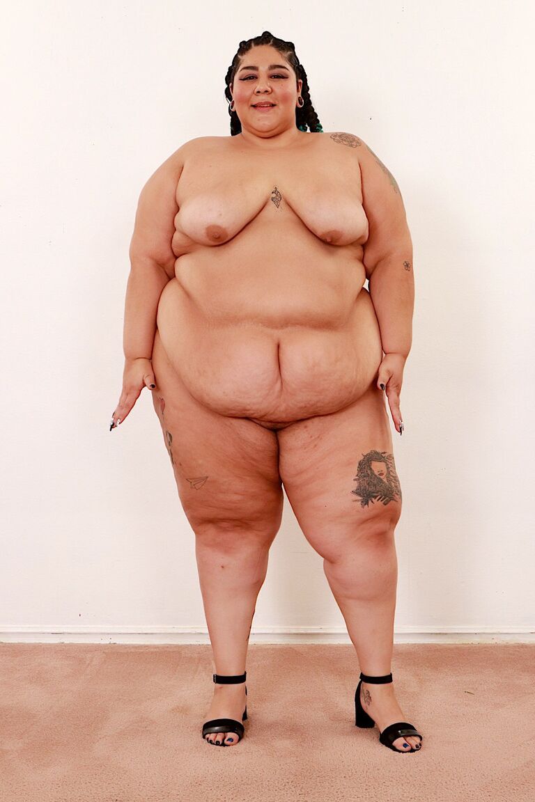 16P SSBBW Crystal Blue se quita el conjunto de sujetador y bragas para posar desnuda con zapatos