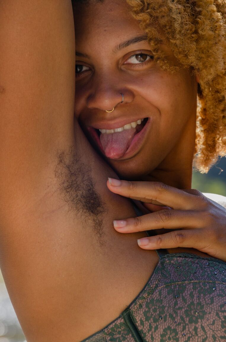 21P Oya, amateur bien roulée, expose ses seins juteux