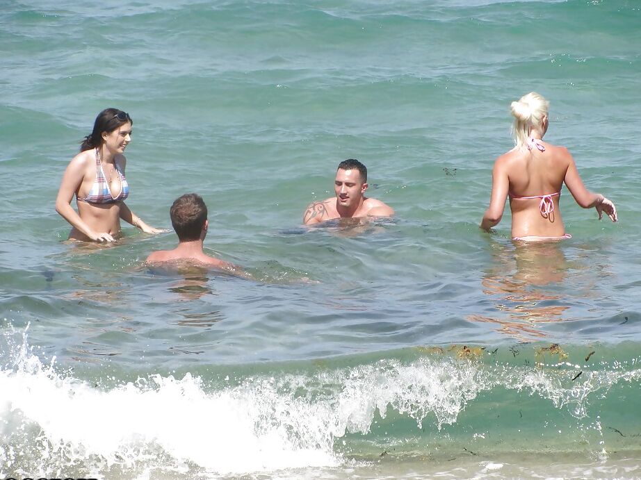 16P Las adolescentes Jazlyn, Shay y Savannah en bikini besándose en la fiesta al aire libre
