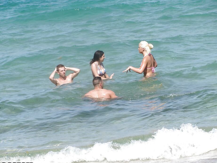 16P Las adolescentes Jazlyn, Shay y Savannah en bikini besándose en la fiesta al aire libre