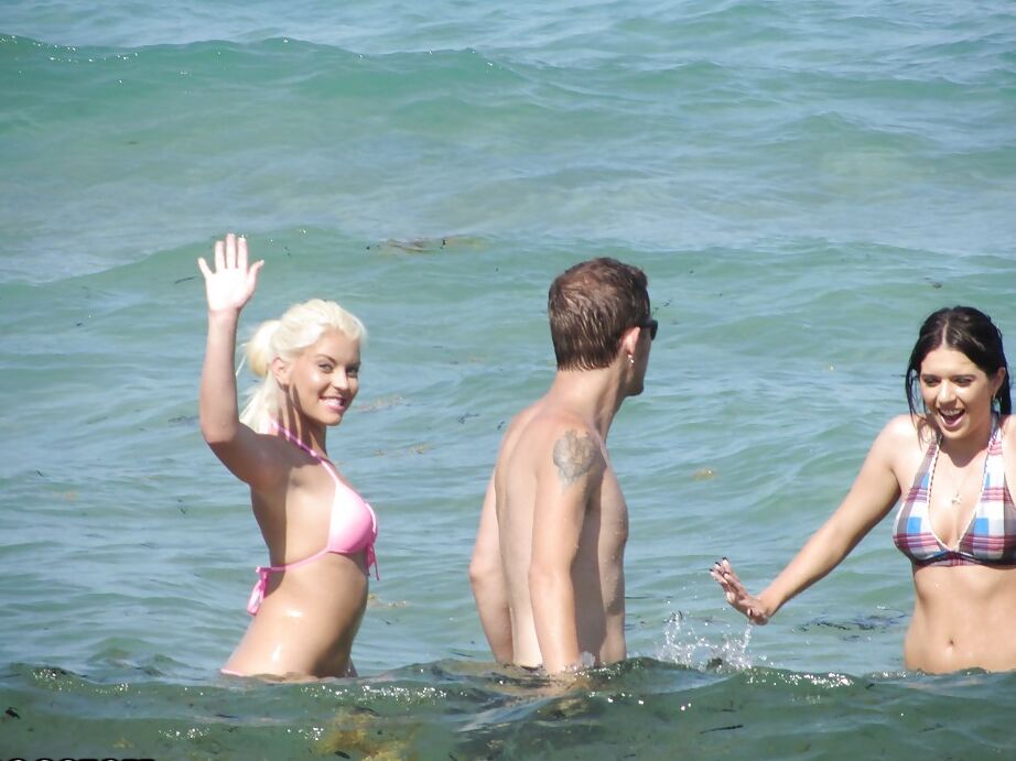 16P Las adolescentes Jazlyn, Shay y Savannah en bikini besándose en la fiesta al aire libre