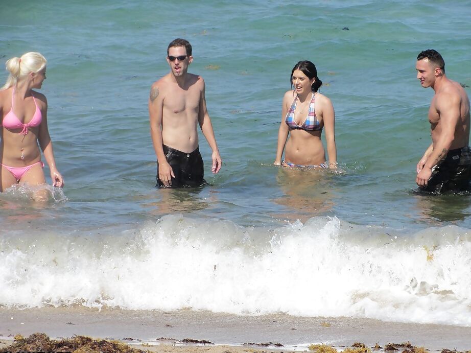 16P Las adolescentes Jazlyn, Shay y Savannah en bikini besándose en la fiesta al aire libre