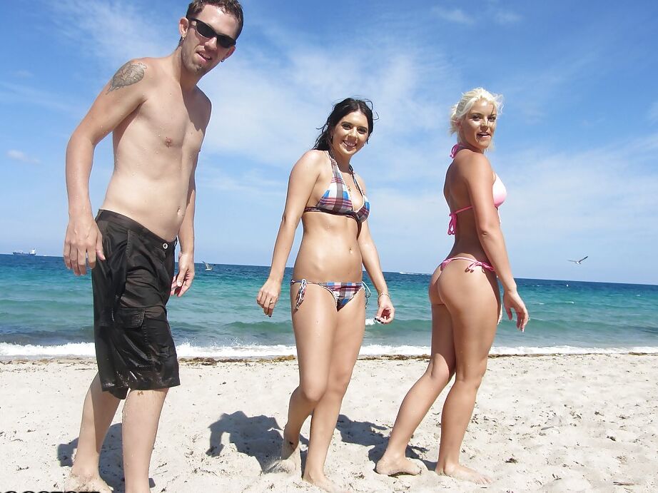 16P Las adolescentes Jazlyn, Shay y Savannah en bikini besándose en la fiesta al aire libre