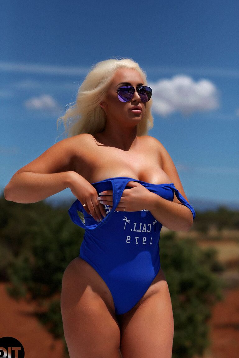 21P La fantástica británica Lucy James se quita el bañador