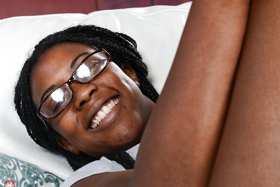 16P La amateur negra nerd Janelle Taylor mostrando sus grandes tetas naturales y su coño rosa
