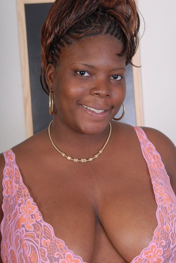 20P Black BBW lässt große natürliche Titten los, während sie rosa Dessous auszieht