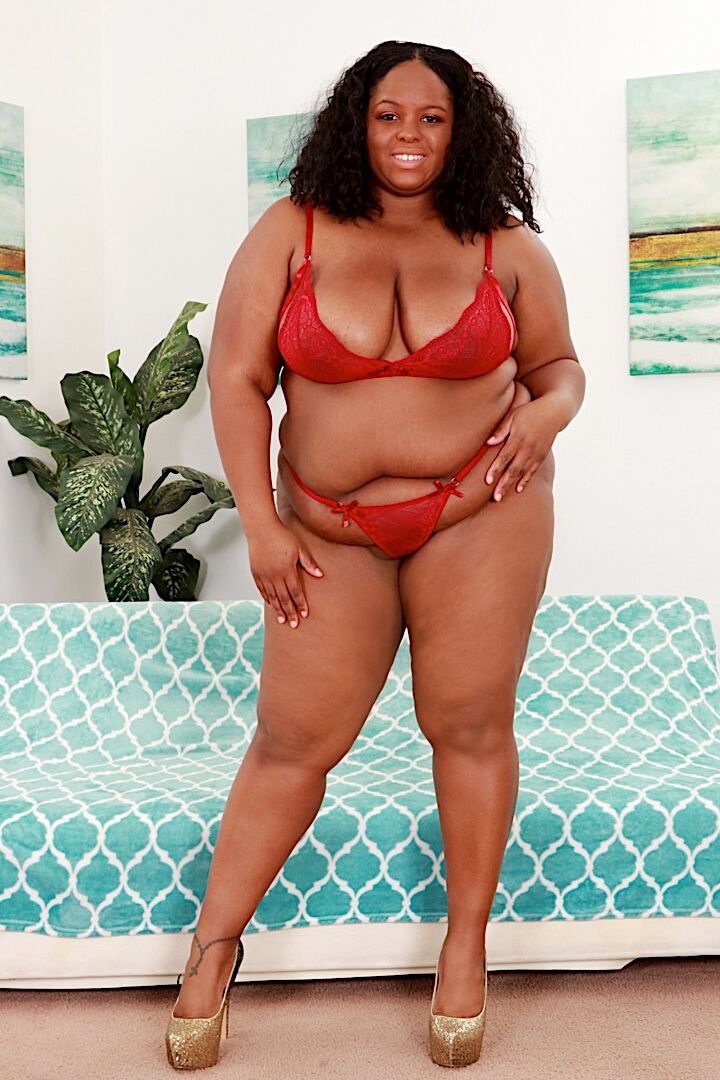 16P Mulher negra obesa Olivia Leigh dedo espalha sua buceta rosa em um futon