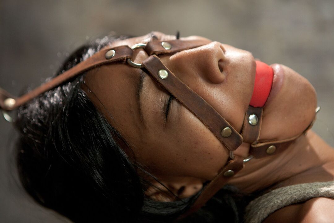 21P Hogtied Nikki Darling