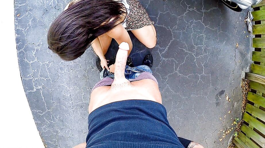 16P A linda jovem Adrian Maya chupa pau por dinheiro em um boquete POV ao ar livre