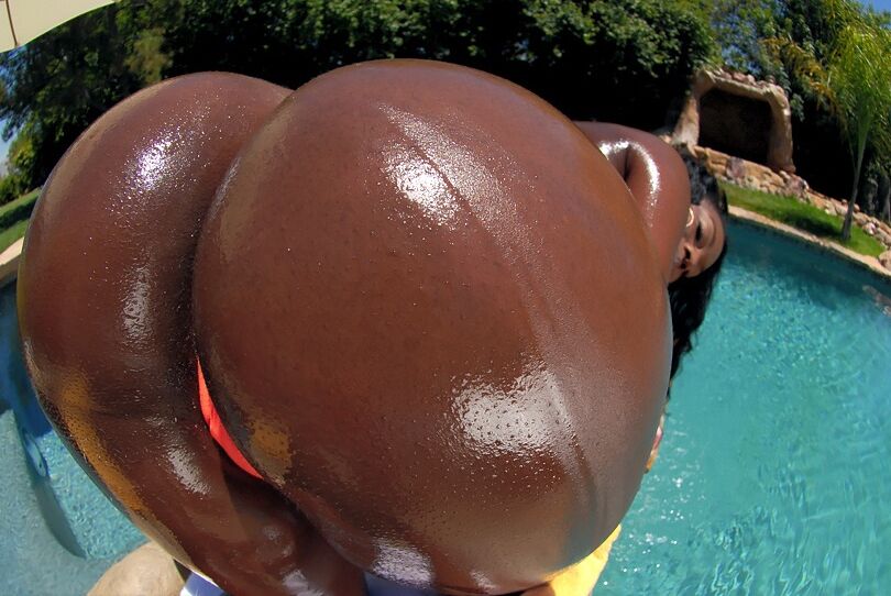 11P Vanett, un bain de soleil huilé, se fait recouvrir son incroyable sperme de butin noir au bord de la piscine