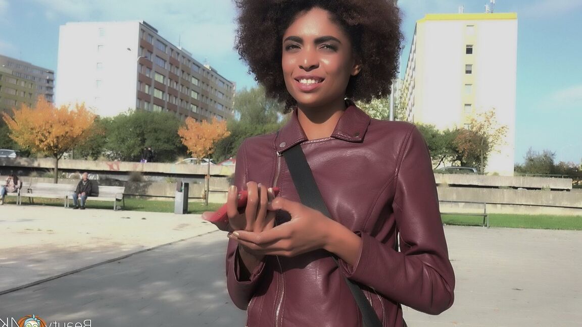 16P Ebony cutie seduz um garanhão branco em um sexo duro ao ar livre