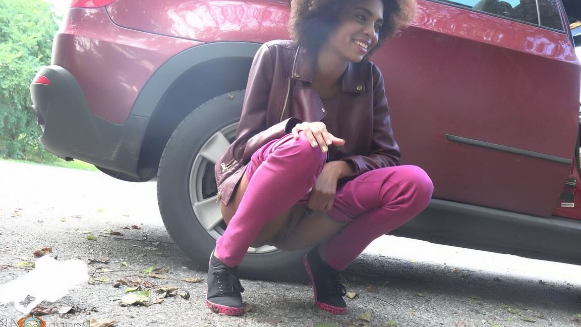 16P Ebony cutie seduz um garanhão branco em um sexo duro ao ar livre