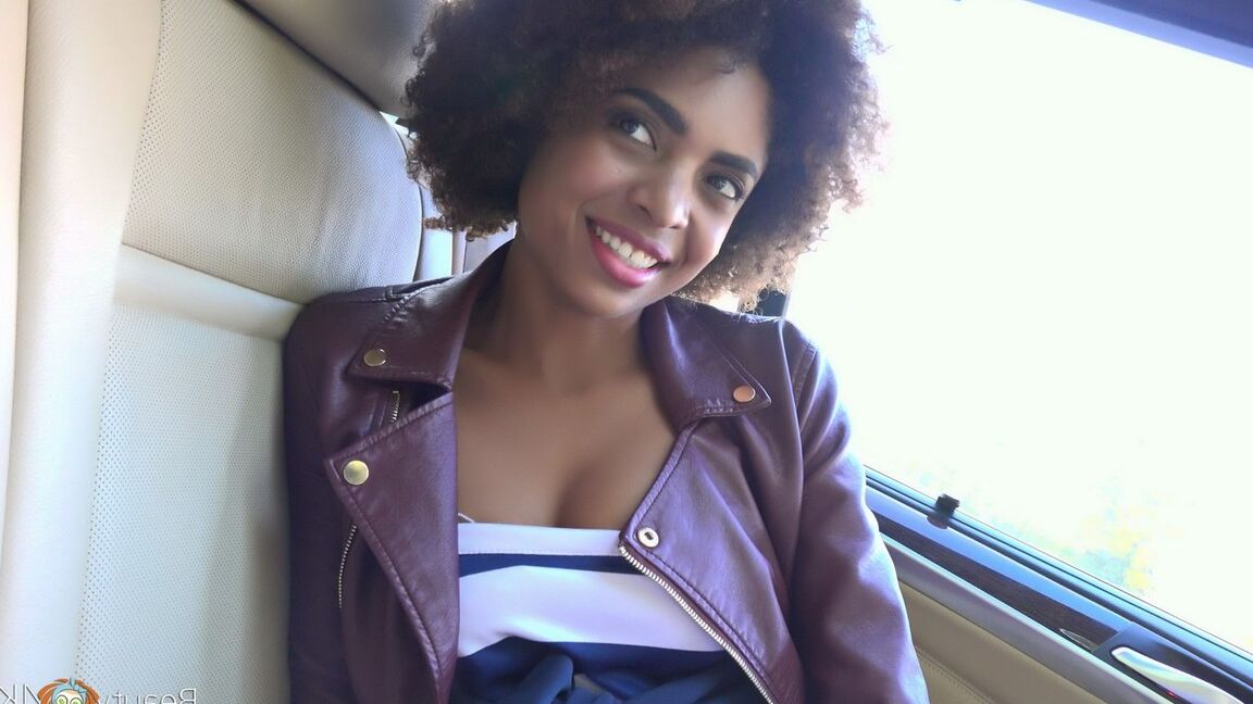 16P Ebony cutie seduz um garanhão branco em um sexo duro ao ar livre