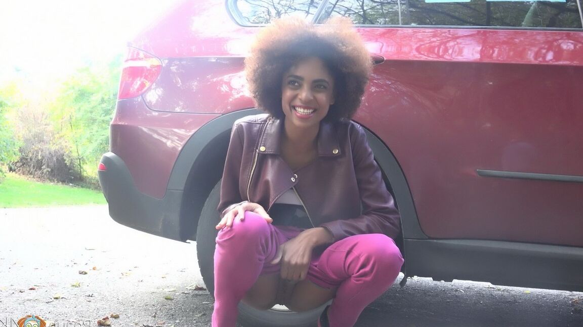 16P Ebony cutie seduz um garanhão branco em um sexo duro ao ar livre