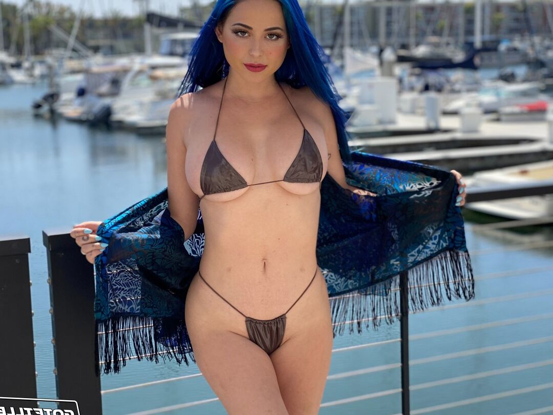 20P Eve Marlowe models a bikini at a marina before a hardcore fuck