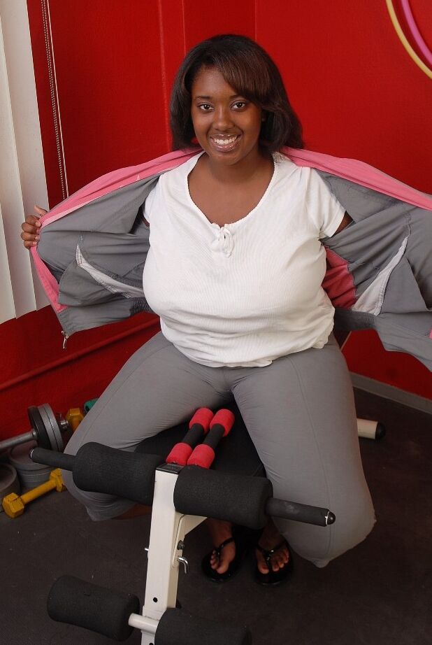 16P Fatty ebony Elite is undressing right after hardcore workout!