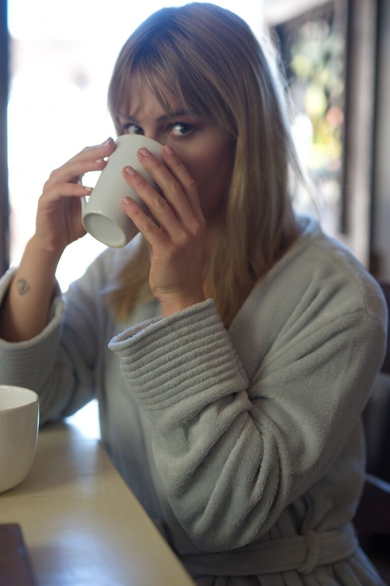 12P A loira gostosa Pippa Doll fica totalmente nua tomando sua xícara de café da manhã