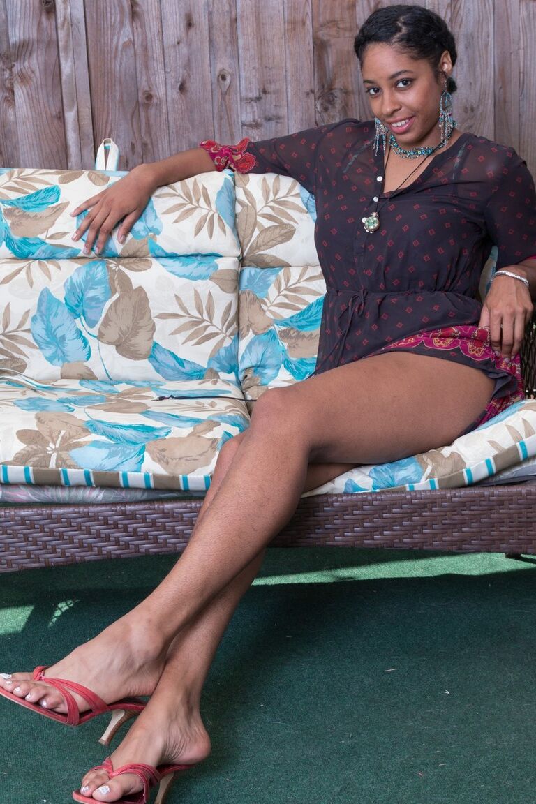 17P Garota sexy de ébano Dharma Grace posa sozinha e mostra sua buceta peluda