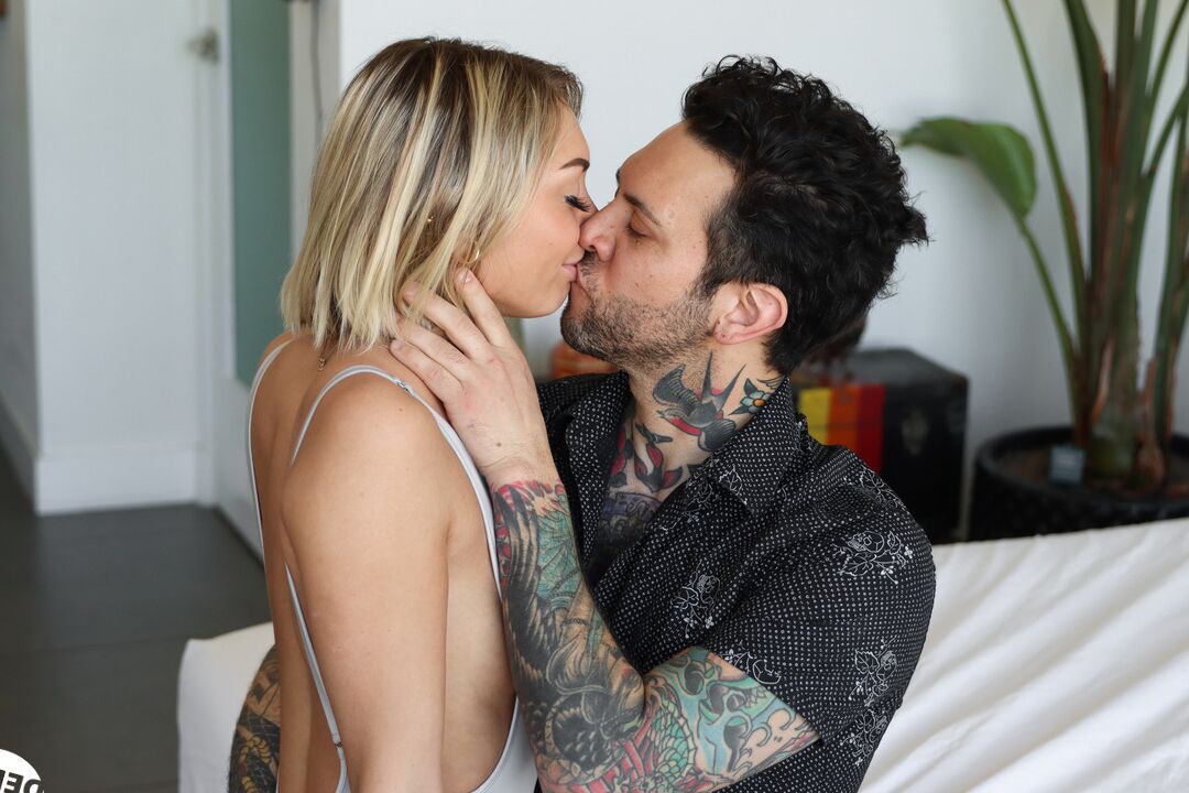 16P A adolescente loira e magra Chloe Temple modela um maiô antes do sexo com o namorado