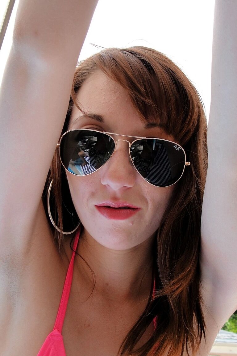 21P Emma Haize, une jeune brune sexy aux petits seins, exhibe son cul et suce une bite.