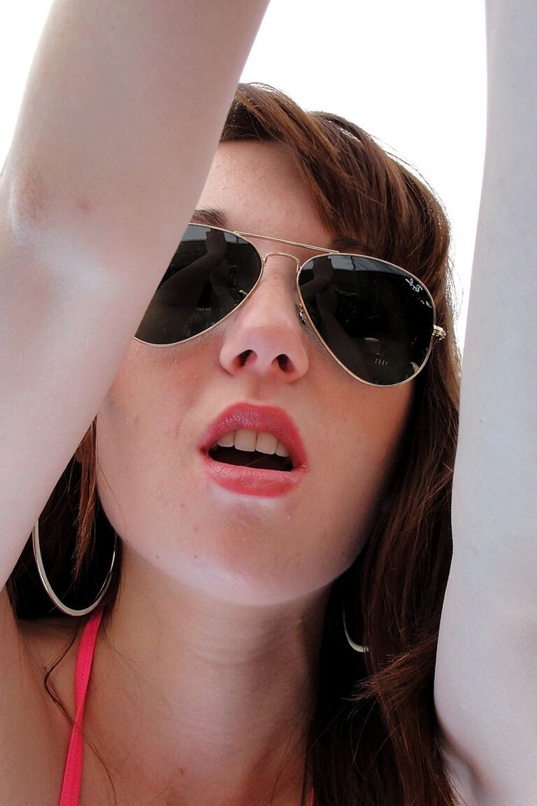 21P Emma Haize, une jeune brune sexy aux petits seins, exhibe son cul et suce une bite.