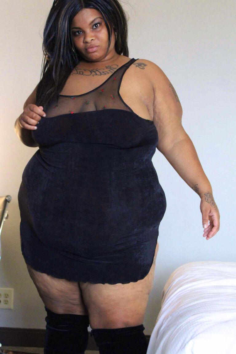 12P Ebony SSBBW Carmel Squirtz libera sua bunda enorme com um vestido preto
