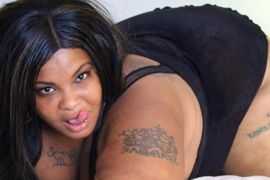 12P Ebony SSBBW Carmel Squirtz libera sua bunda enorme com um vestido preto