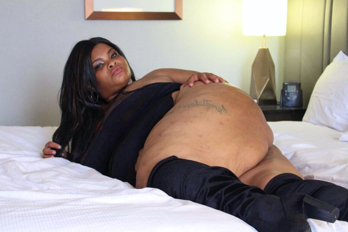 12P Ebony SSBBW Carmel Squirtz libera sua bunda enorme com um vestido preto