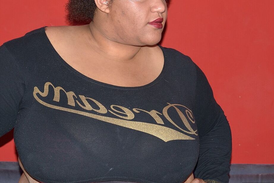 20P SSBBBW Curvybunnyb alcança sua barriga gorda para acariciar sua vagina