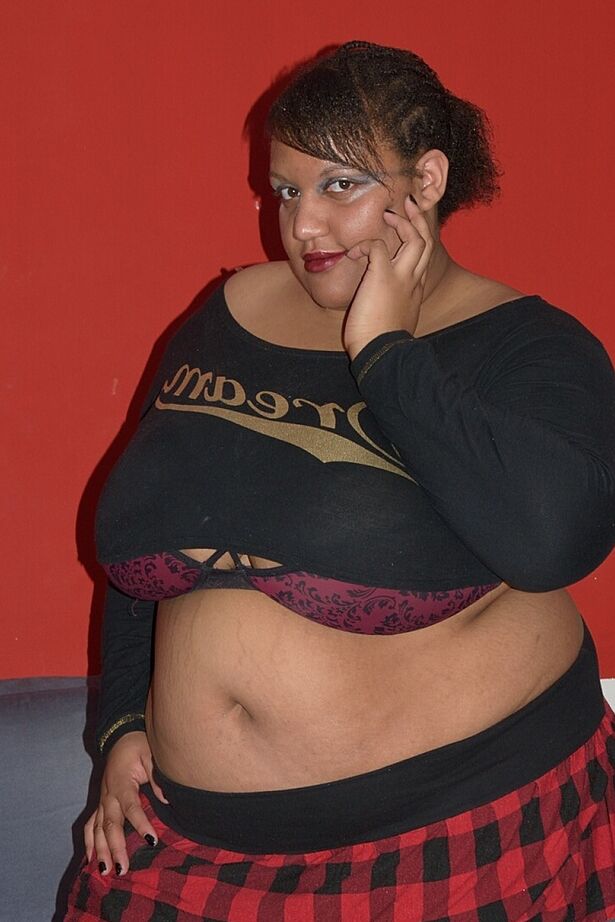 20P SSBBBW Curvybunnyb alcança sua barriga gorda para acariciar sua vagina