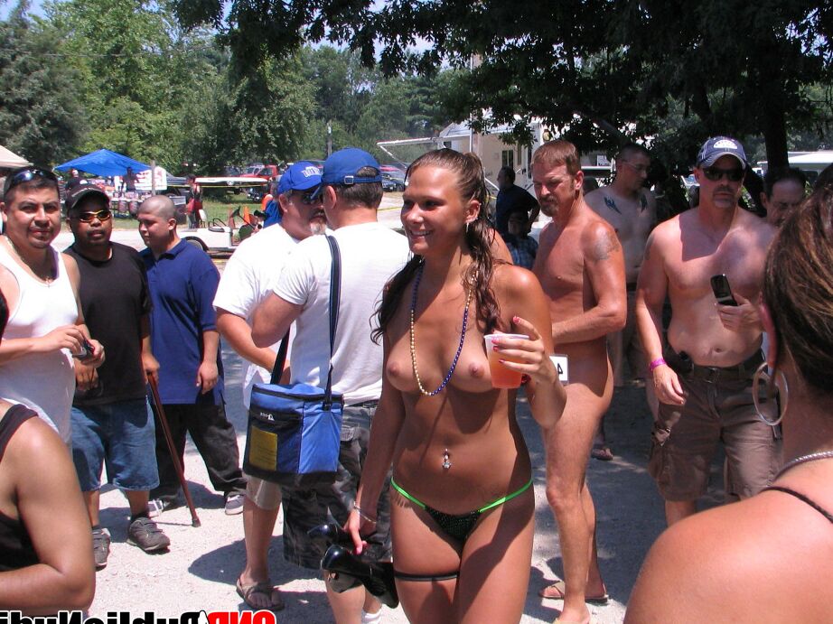 12P Nudes A Poppin でトップレスと裸で歩き回っても恥ずかしがる人はいません