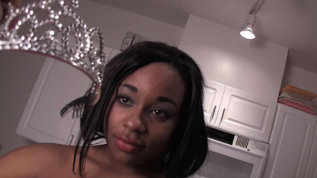 15P Fralda Putas Negra gata mijando na fralda