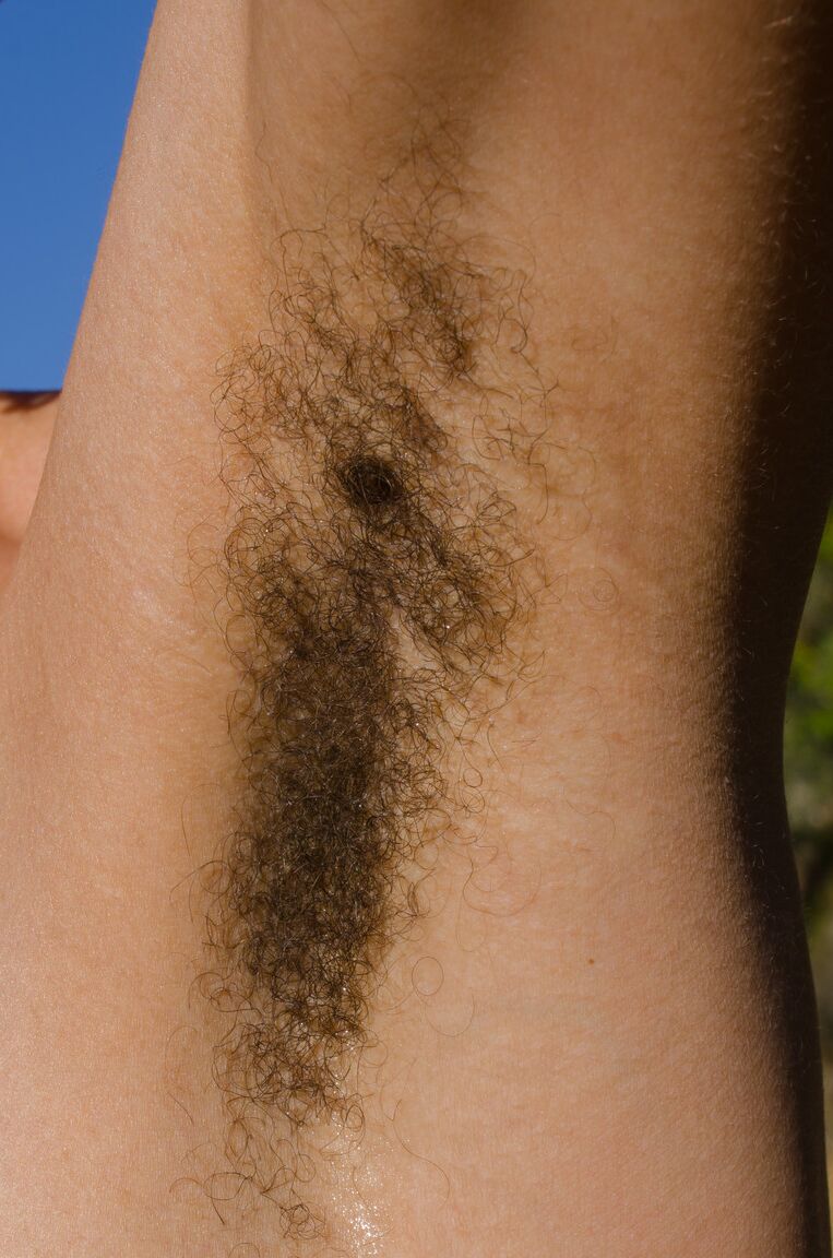 21P Ébano exótico Kendi Oh revela seu corpo peludo e tatuado na natureza