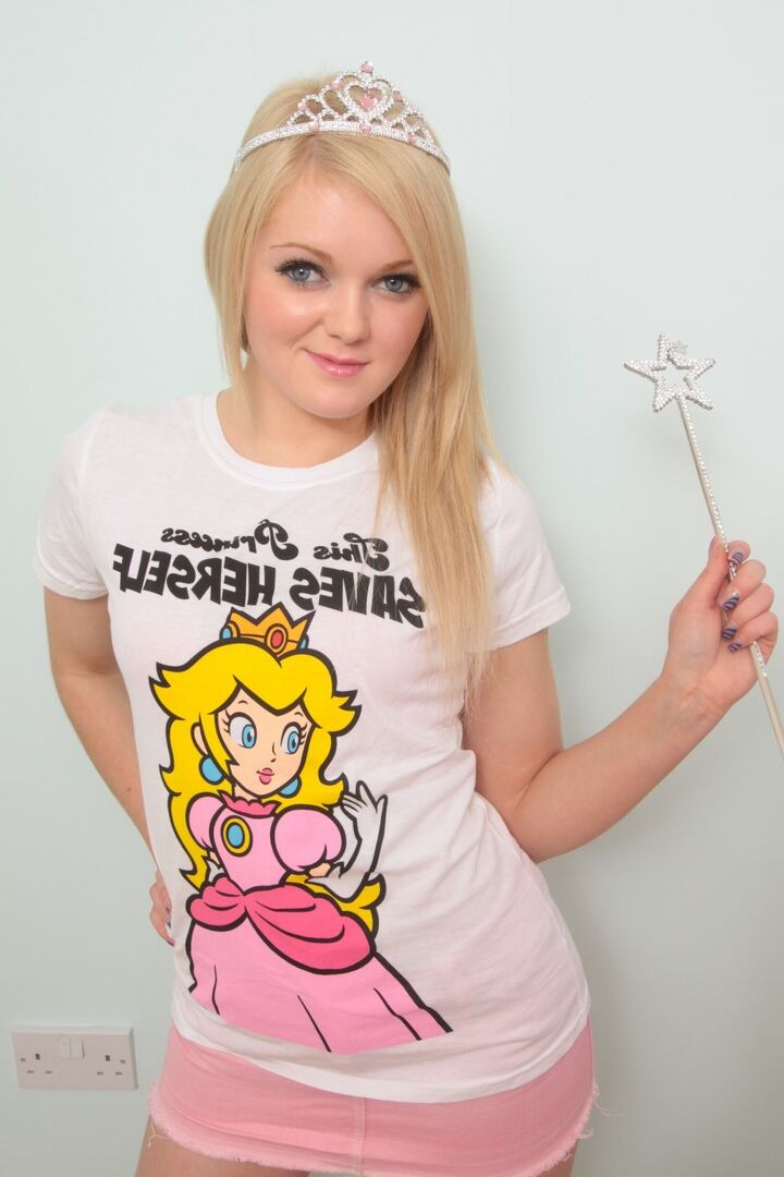 16P Jessica é uma pequena princesa safada