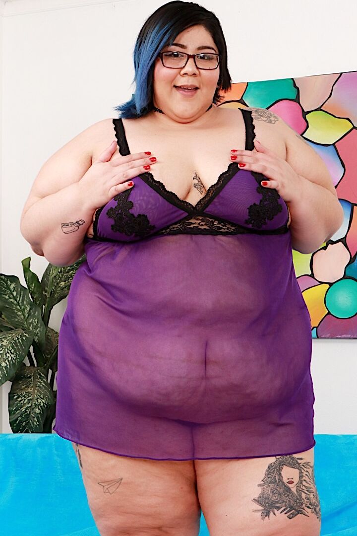 16P SSBBW Crystal Blue aprieta sus tetas caídas antes de tocar su arranque