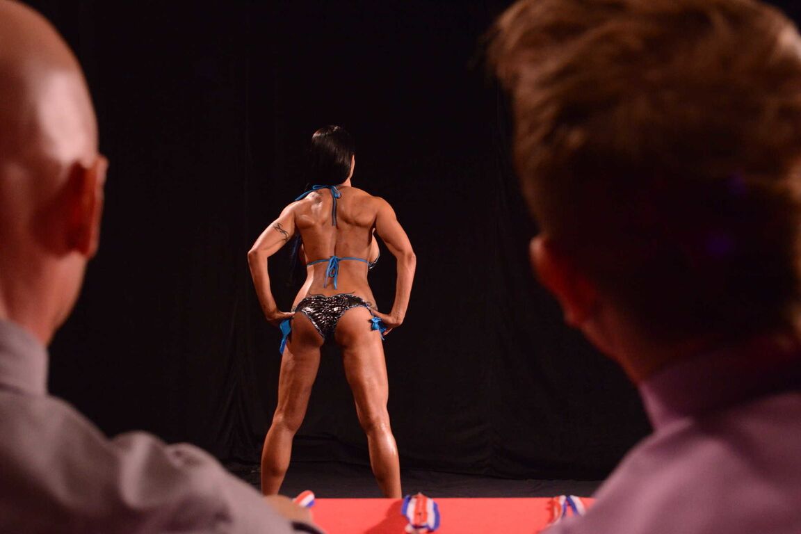 17P Solo chicks in bikinis flash their tits to win over pageant judges